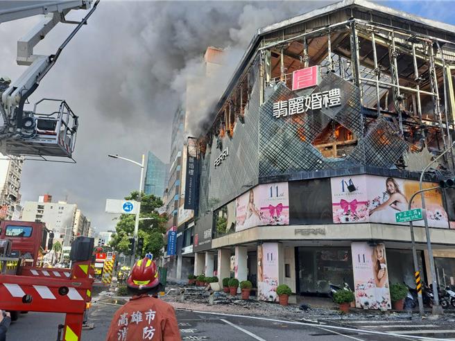 高雄翡麗婚紗10日陷入火海，燒出違建爭議、未達公安申報規模等問題。（畫面翻攝／紀爰高雄傳真）