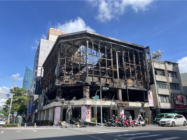 高雄翡麗婚紗燒出違建爭議、未達公安申報規模等問題。（紀爰攝）