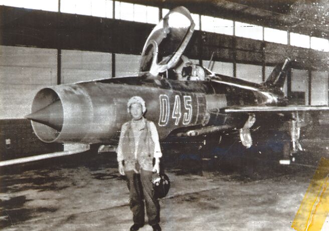 反共义士孙天勤与其米格21座机。（本报资料照片）