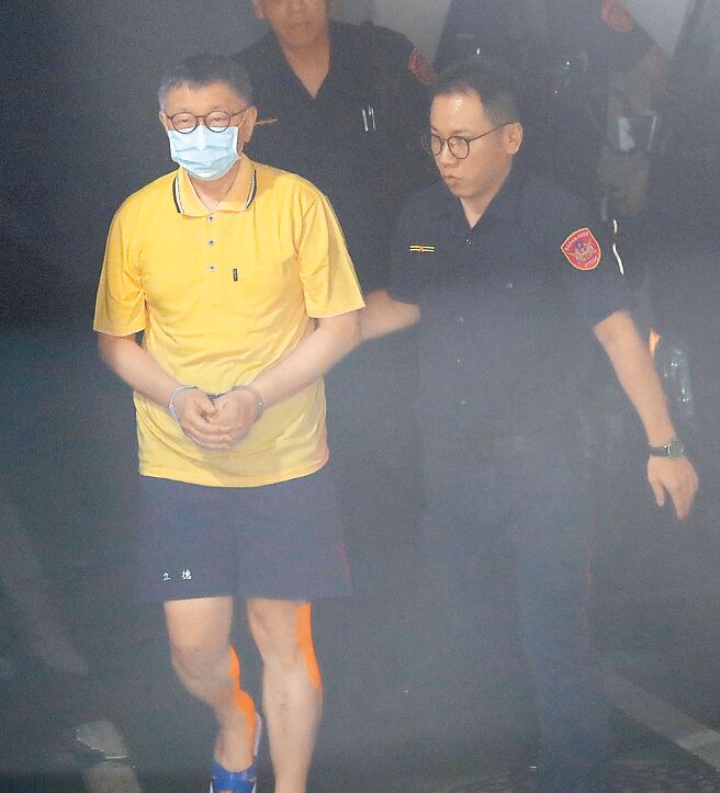 台北地检署侦办京华城案，10日首度提讯在押的民眾党主席柯文哲，柯文哲戴着口罩，双手上铐。（资料照／陈君玮摄）
