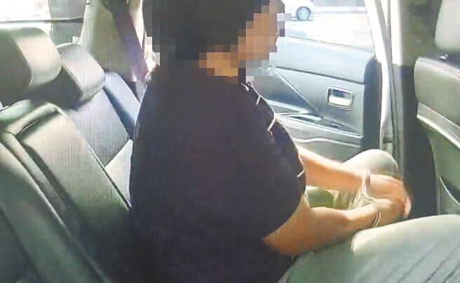 洪姓女子第11次吃霸王餐被警方上铐，带回警局侦办。（警方提供／郭良杰高雄传真）