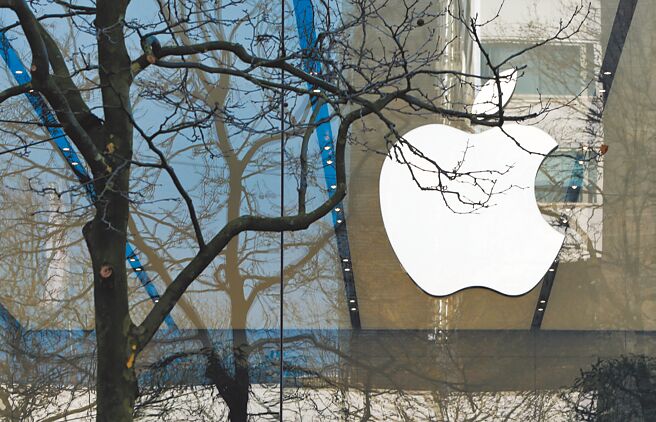 欧洲法院裁定苹果须向爱尔兰补税130亿欧元（约4600亿台币）。图为比利时布鲁塞尔市中心的一家苹果专卖店外的商标。（路透）