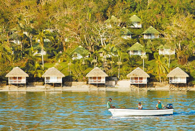 南太平洋岛国万那杜、斐济和萨摩亚三国9日向国际刑事法院（ICC）提交文件，盼修改条约将「生态灭绝」定为与种族灭绝、战争罪同级的刑事犯罪。图为万那杜首都维拉港。（路透）