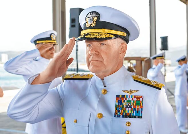 共軍南部戰區司令員吳亞男10日上午與美軍印太司令部司令帕帕羅（見圖）舉行網路視訊通話，帕帕羅敦促共軍勿在南海做危險舉動。（摘自美國海軍官網）