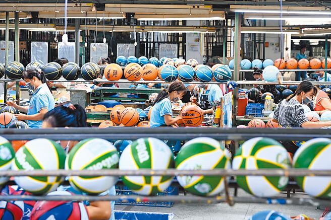 金管会10日公布今年上半年大陆投资情形，据统计，今年上半年上市柜整体投资收益为2265亿元，创歷史同期次高。图为福建漳州的篮球生产工厂。（中新社）