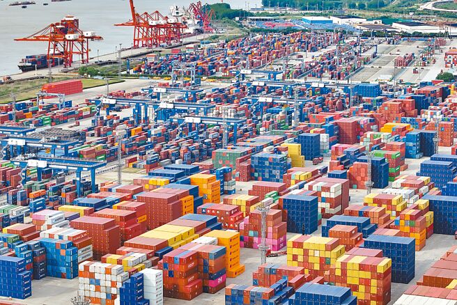 大陆海关总署10日公布最新统计，以美元计价，8月出口年增率为8.7％。图为南京龙潭港进出口货柜码头。（中新社）