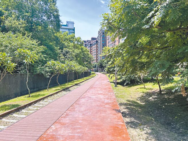 桃園市養工處今年6月翻新桃林鐵路木棧道民光東路到寶山街段，短短200公尺就耗費1000萬元。（蔡依珍攝）