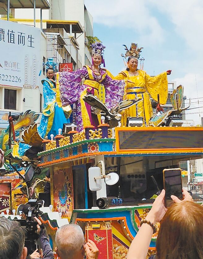 丰原慈济宫今年底将举行百年大醮，恰逢台中市国际踩街嘉年华会首次移师丰原，14日将配合踩街嘉年华，重现早年盛行的真人艺阁踩街游行，庙方10日为活动暖身，14日将赠出6000份赐福扭蛋。（李京升摄）