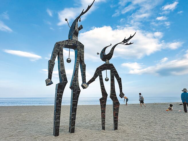 台东县「振兴震后奖励旅游个别旅客住宿优惠案」获中央同意延长至11月底，台东县府邀请民眾入秋后到台东旅游。图为南迴艺术季作品。（蔡旻妤摄）