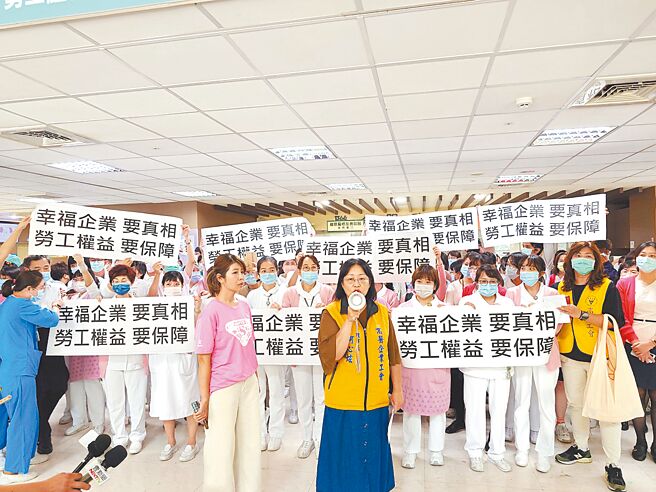 高医恐失去大同医院经营权，高医企业工会理事长柯心炫（前排中）10日携上百医护齐聚大同医院表达诉求，希望维护员工权益。（任义宇摄）
