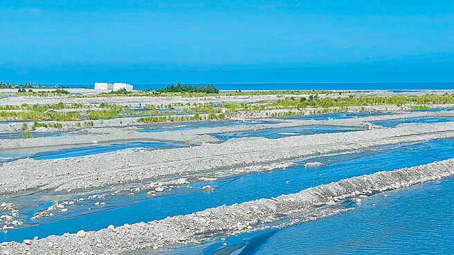 台東縣卑南溪水覆蓋措施受凱米颱風強降雨沖毀，台東縣環保局積極搶修，截至8月底已修復7成，預計中秋節前夕復原至8成以上。（蕭嘉蕙攝）