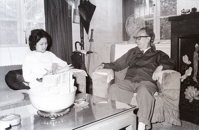 梁实秋（右）曾编过好多本字典和教科书，供学子们学习运用其中的词藻。（本报资料照片）