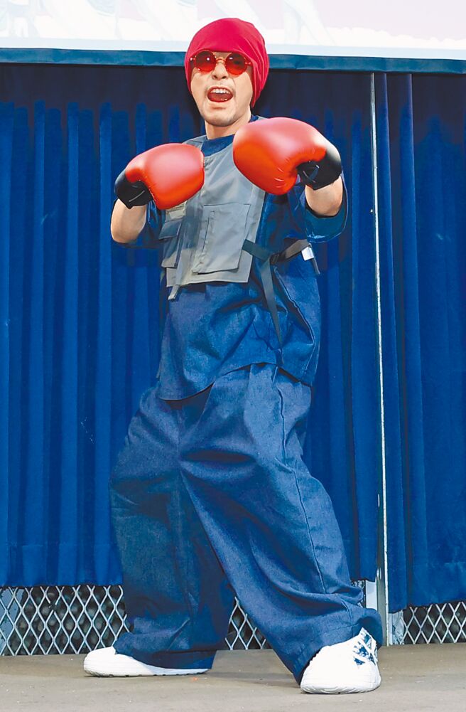 黃明志10日在記者會上宣布重啟「大飛機」巡迴演唱會。（陳俊吉攝）