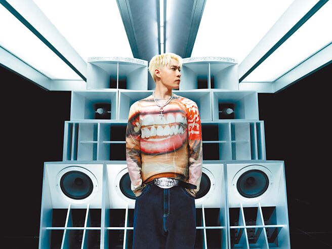 周湯豪新歌畫面採用大量金屬色，充滿強烈Y3K風格。（環球音樂提供）