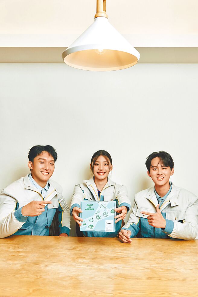 演唱组合「没有才能」硕美（左起）、若欣、裴拓10日举办新专辑活动。（华研国际提供）