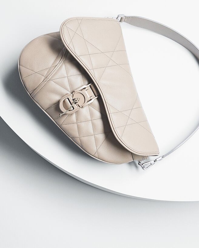 Dior知名的Saddle包款也融入了Cannage風格。（Dior提供）