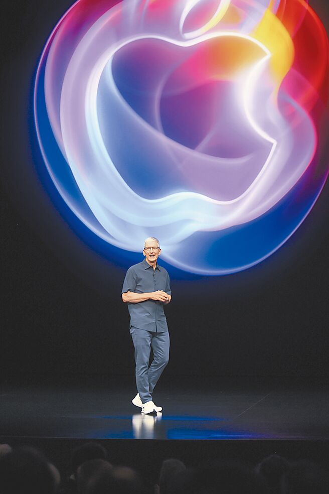 蘋果秋季新品發表於台灣時間10日凌晨登場，執行長庫克在活動上發表了一系列新品。（美聯社）