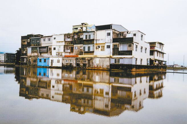 生病的這幾年，全會華依然拿著相機遊走於宜蘭，拍攝宜蘭的田中央建築。（鄧博仁提供）