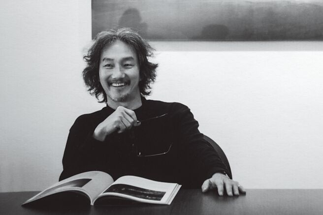 來自馬來西亞的攝影家全會華在台灣住了四十多年，一心想為台灣攝影貢獻心力。（鄧博仁攝）