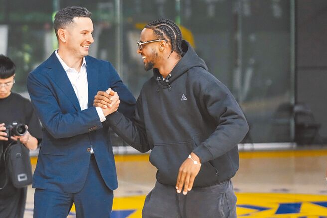 湖人新教头JJ雷迪克（左）此前在记者会迎接选秀挑中的詹姆斯长子布朗尼。（美联社）