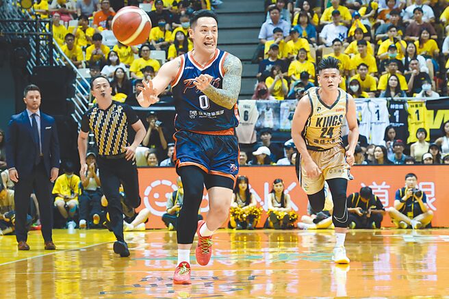 PLG對酒駕拒測的前桃園領航猿球星周儀翔（中）祭出停賽1年、罰款50萬的處分，惟周已自請離隊獲准。（本報資料照片）