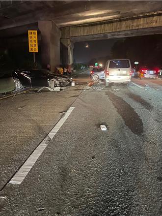 国3南大溪段深夜4车连环撞   1人受伤送医