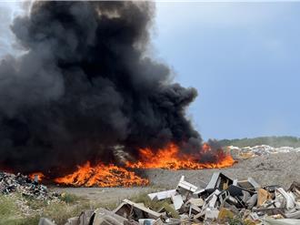 竹市垃圾掩埋場廢床墊起火 影片曝光！濃煙亂竄火勢猛烈
