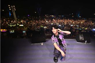 宇宙人邱锋泽飙歌嗨翻粉丝　秋游星夜季万圣奇幻派对