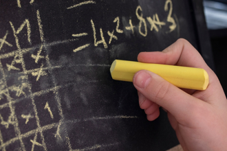 正妹剪髮沒帶錢「借1千付700」要還多少？考倒一票人