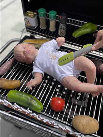 動權團體「燒烤嬰兒模型」 呼籲中秋節別將動物送上烤架