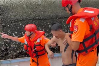 淡水男子不慎跌落漁港  海巡迅速救援挽回一命