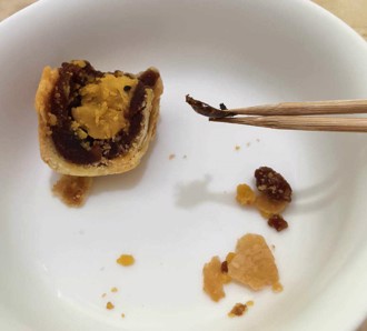 独家》控不二糕饼蛋黄酥「包蟑螂」 业者：不排除提告