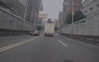 下高架橋9秒內「遇熵反轉」 駕駛嚇喊：電影是真的！原因曝光