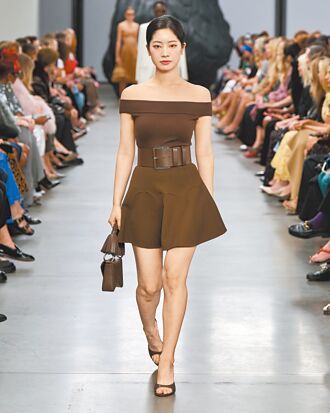 多贤纽约时装周惊喜走秀