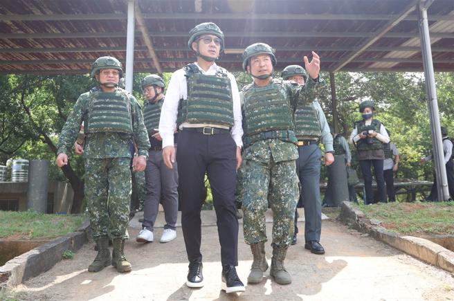 立法院副院長江啟臣考察陸軍步兵302旅，了解1年期義務役役男入伍訓練實況。（記者黃迪明攝）