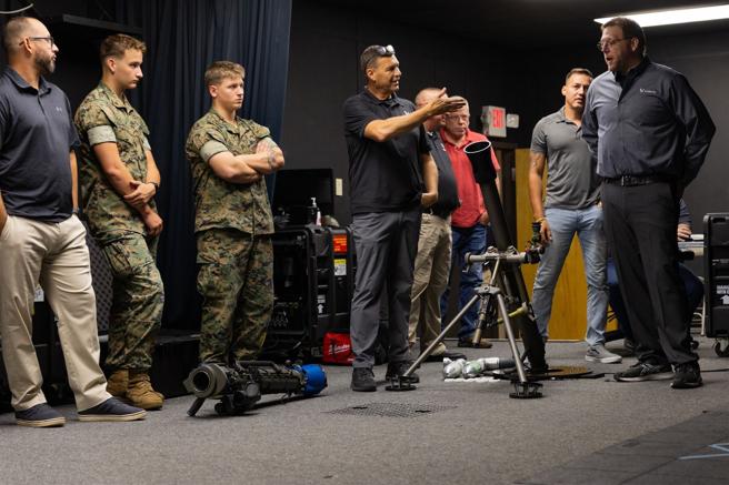 研发人员展示M252迫炮模拟器，以及加装模拟套件的MAAWS。（取自美陆战队网站）