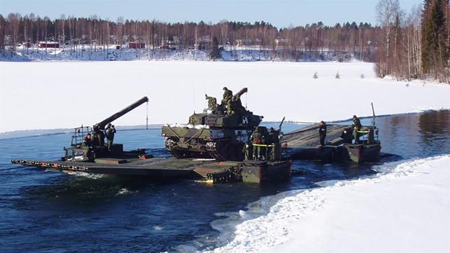  M3浮门桥车可依靠自身动力，作为渡轮运载车辆通过水体。
（取自瑞典FMV网站）