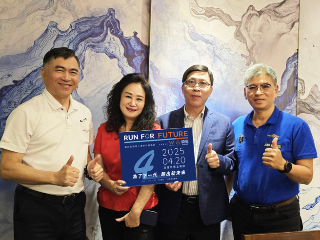 主办单位代表：港都科技三三会2025年会长郑明智（台郡科技董事长）（左起）、2023年会长邢家蓁（进泰电子董事长）、2024年会长李孔文（大田精密董事长）及顺发电脑董事长吴锦昌。图／顺发电脑提供