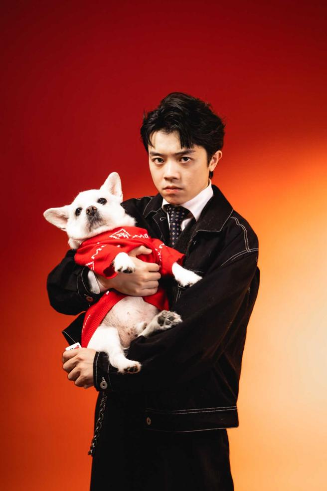 洪群钧照顾米歇尔10年，还为爱犬制作贴图，并将收入全数捐给流浪动物机构。（图／自由试娱乐提供）