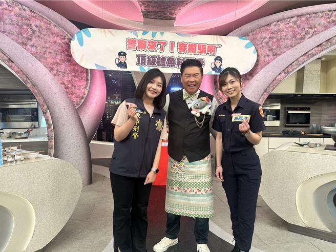 桃園市中壢警分局犯罪預防宣導團隊，天菜男警和美女刑警們受邀綜藝節目，宣導「私密性影像不外傳」的觀念給觀眾。(警方提供／廖姮玥桃園傳真)