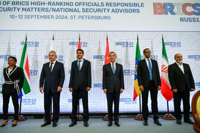 中共中央外办主任王毅（右三）当地时间11日在圣彼德堡出席第十四次金砖国家安全事务高级代表会议。（摘自大陆外交部官网）