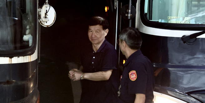 京华城案北检今（12）日二度提讯彭振声，他走下囚车时，面对媒体镜头「微笑」。（姚志平摄）