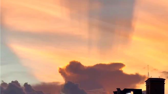 台东县出现漫天霞光，橘红色光芒如丝般轻柔地晕染夜空，美如极光。（萧嘉蕙摄）