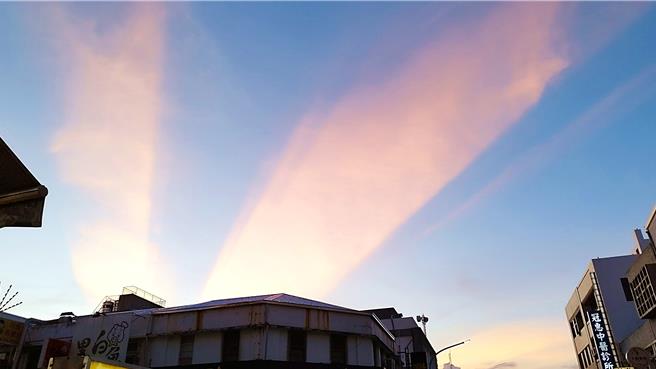 霞光穿透云层形成光柱，景象壮观。（萧嘉蕙摄）