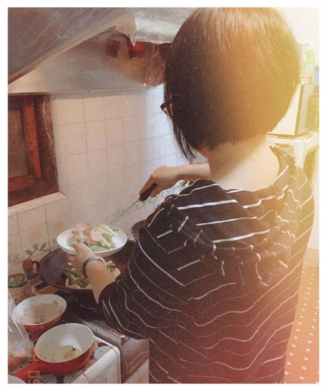 郭妇的儿子PO文证实「母亲身分」，并PO出她下厨身影悼念。(翻摄自静姐厨房)