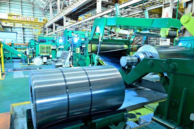 中鋁自主開發連續軋延熱軋製程，改由鋁捲型式產出後再透過解捲、整平、分切成單片鋁板之方式，使得船舶用鋁合金的產量可提高至3倍以上。圖／中鋼提供
