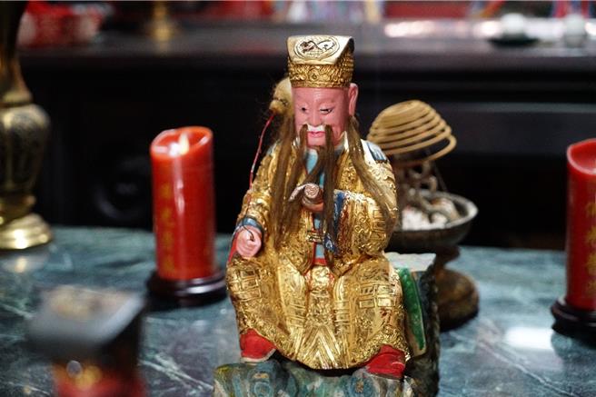 宜蘭市城隍廟的鬼谷子神像遭竊，今天鬼谷子已被放回正殿門檻上，圖為鬼谷子神像。（李忠一攝）