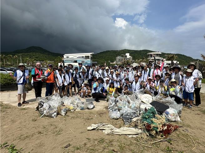 南亞科技企業志工經過一個上午的努力，總共清理出近25袋、64公斤的成果。（新北市社會局提供）