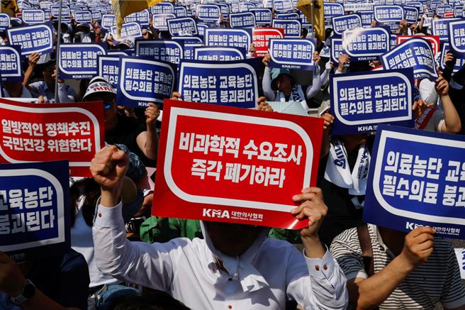 南韩上万名医师6月在首尔街头抗议政府执意扩增全国医学院学生员额。（路透）
