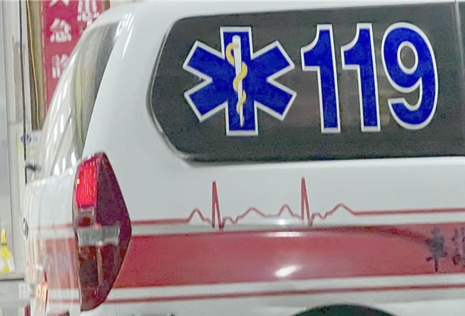 高雄新興區男子清晨落水，警消趕抵現場救援，男子已經無生命跡象。（本報資料畫面）